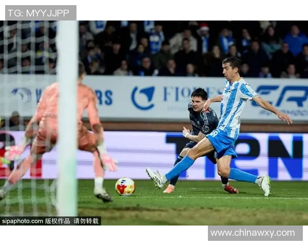 大哨牙足球明星的传奇之路与辉煌成就揭秘